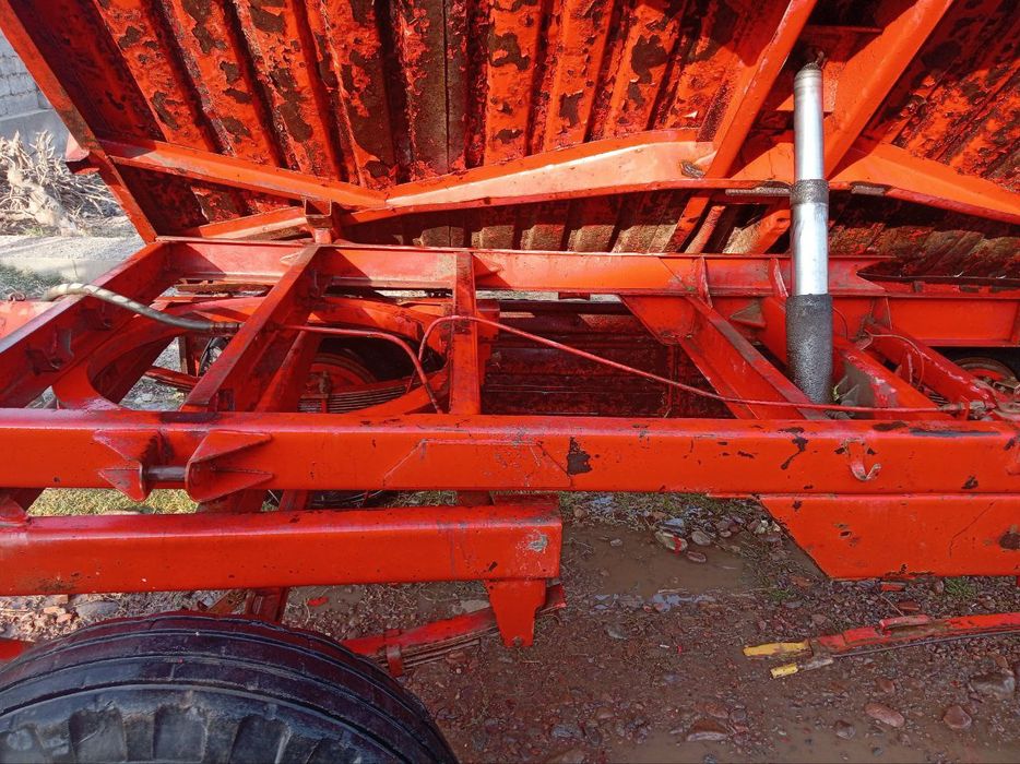 Traktor prisep sotiladi