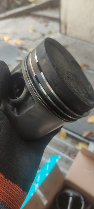 Продам б/у поршня орегинал на 4м40