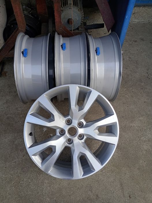 Vând jante 19 inch + anvelope. Sunt 2 seturi vară