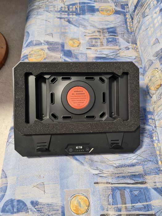 Продавам acer nitro lite 16 в комплект с охлаждаща подложка iets gt300b1 с  включен usb  hub на задня  панел!!!