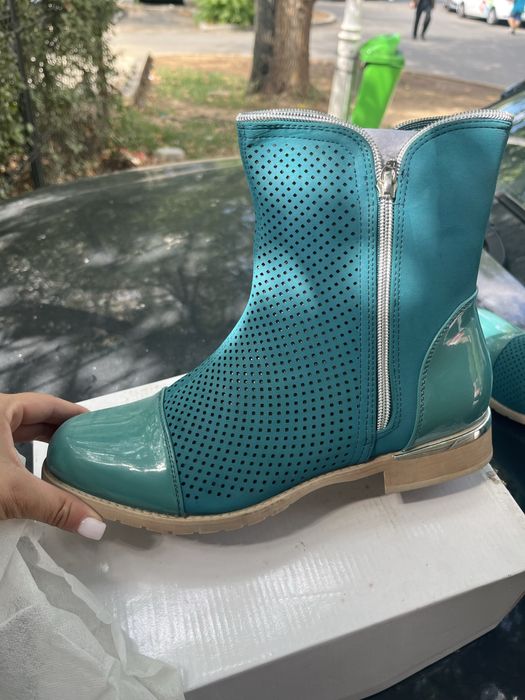 Ghete perforate turcoaz si portocaliu