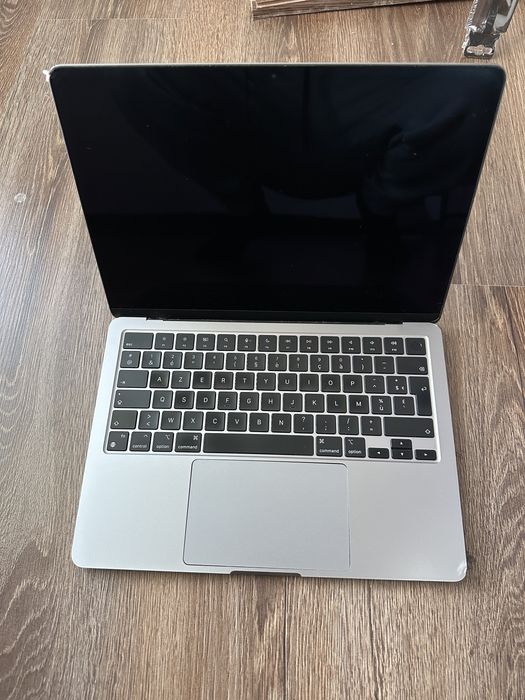 Macbook Air M2 13” 2022 8gb ram , SSD256gb