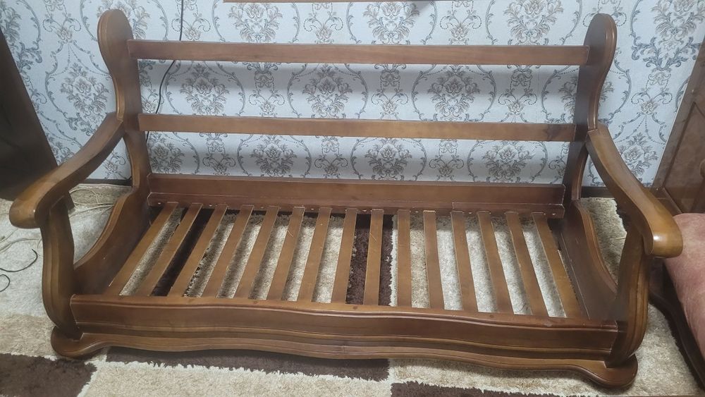 Mebel (kreslo, divan, stol)