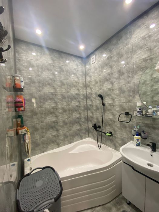 Продам квартиру 3-ех комнатную своя Юнусабад 15 квартал 1 этаж