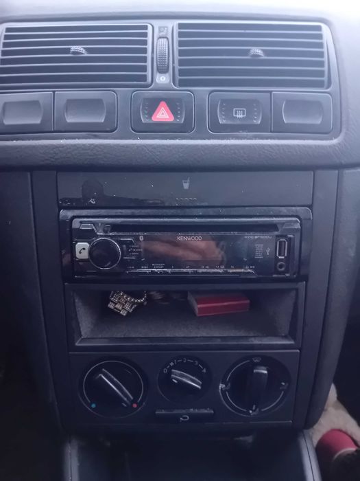 Mașină mica și ușoară de condus cu mici defecte