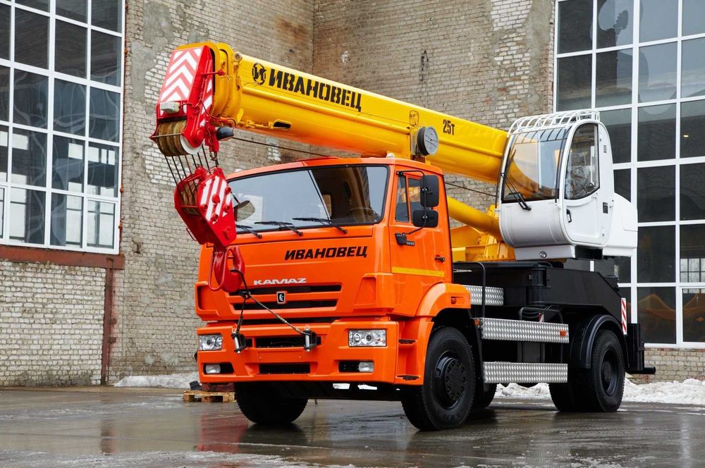 Спецтехника для работ на теплотрассе, Экскаватор, автокран, самосвал