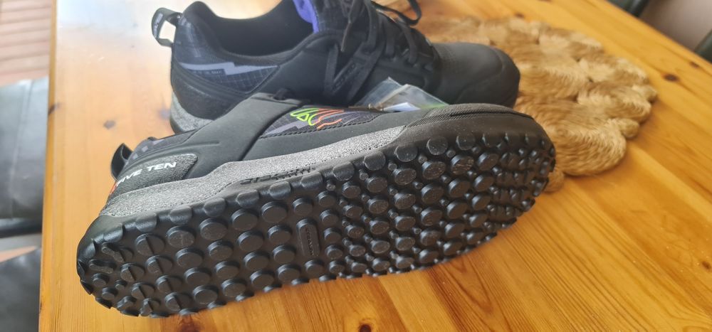 Adidași five ten