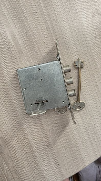Замок врезной на дверь