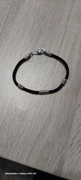 Сребърна гривна, с копринени конци