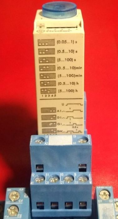 Releu de la Finder cu temporizare reglabila la 12V - iesire 250V / 7A