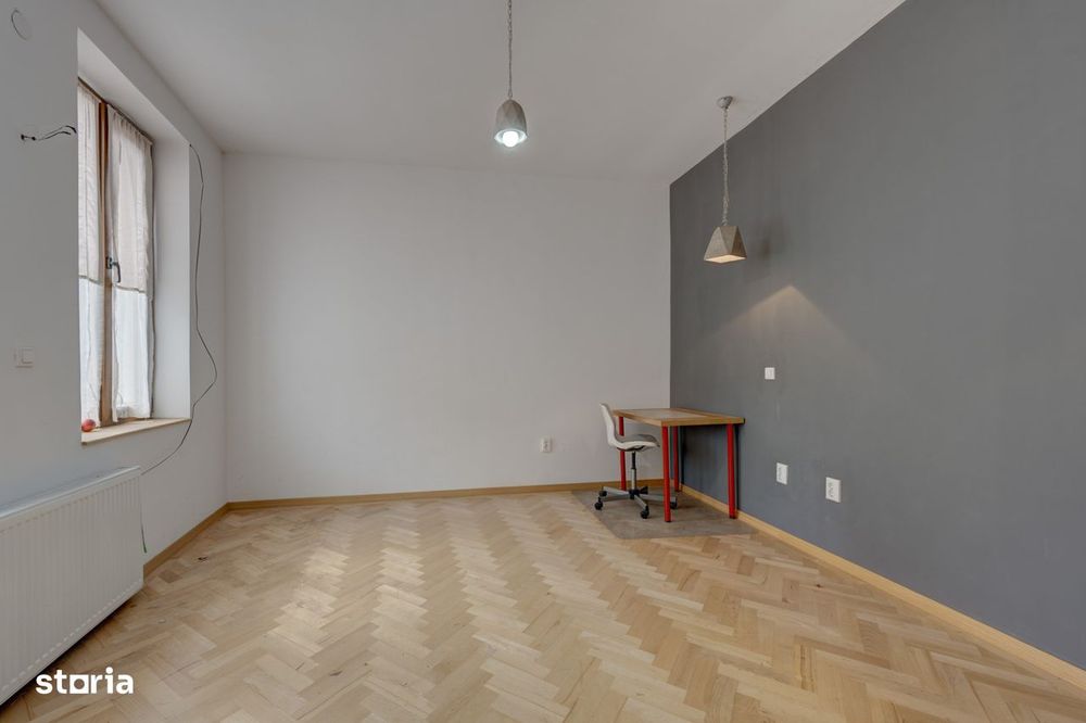 In Cartierul Evreiesc, casa 3 camere pivnita si mansarda open space.