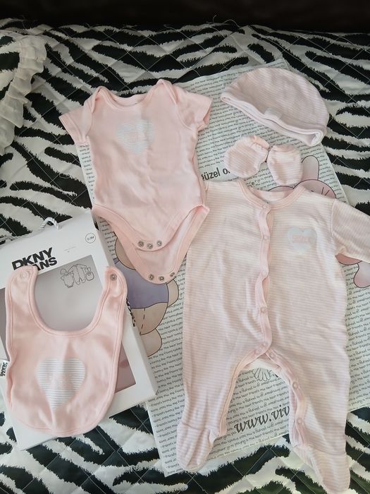 Комплект DKNY бебе 0-3 м нови