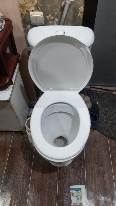 Унитаз с бачком,слив работает