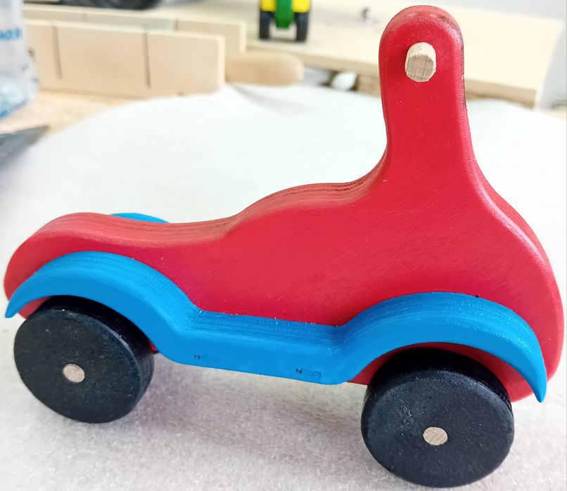 Ръчно изработени дървени играчки – моторче, камионче и булдозерче.
