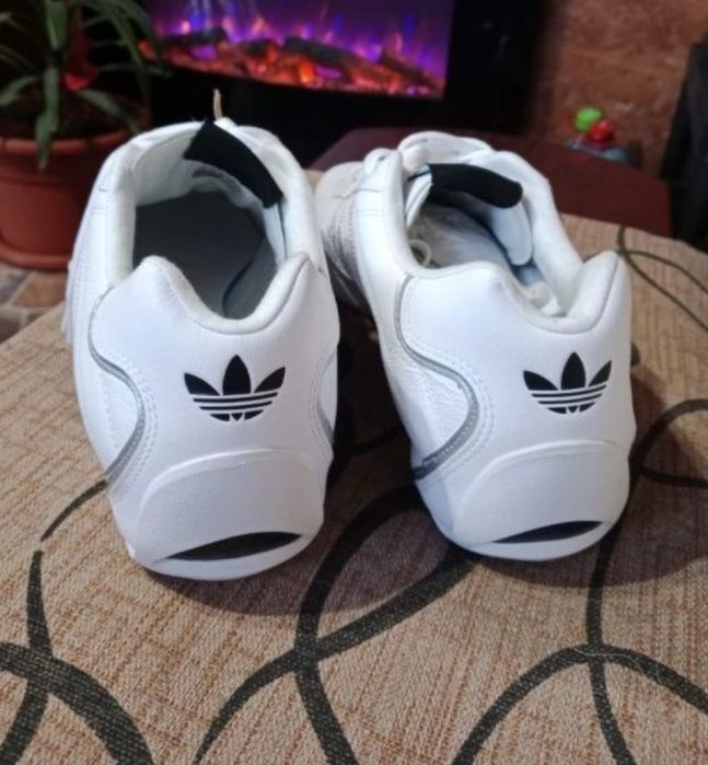 NOU cu etichetă Adidas Originals mărimea 44