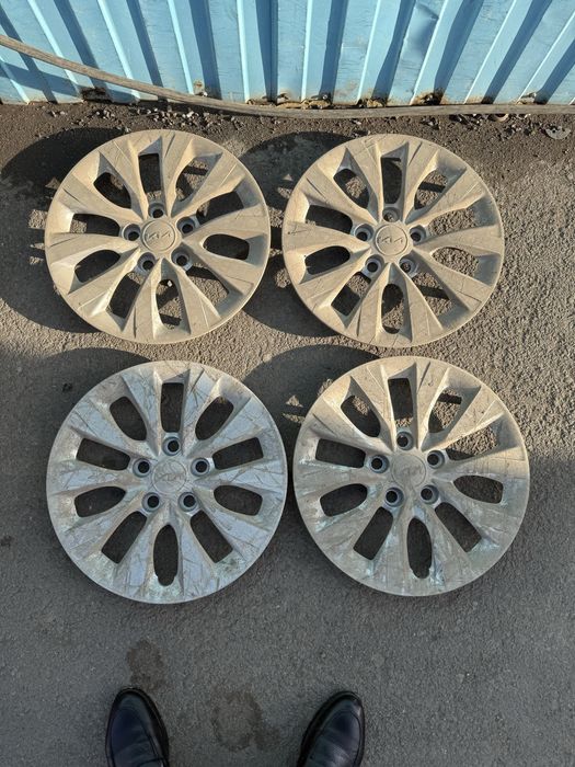 Продам шины с дисками на колпаках