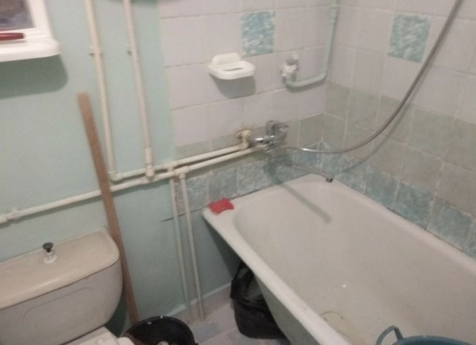 QIZLA OILA MIRABOD SARAKULKA 1 xona Xolodenik Gaz Divan Shkaf Srochno