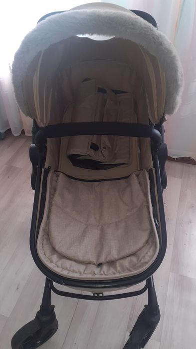 Прогулочная коляска в отличном состоянии