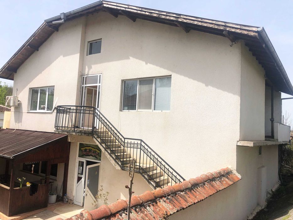 Продавам двуетажна къща