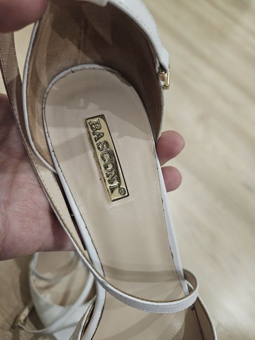 Белые туфли Basconi