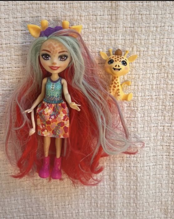 Papusa Enchantimals Giraffe si prietenul girafa