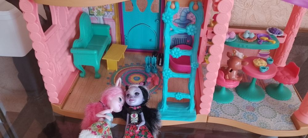 Домик с куклами инчантималс