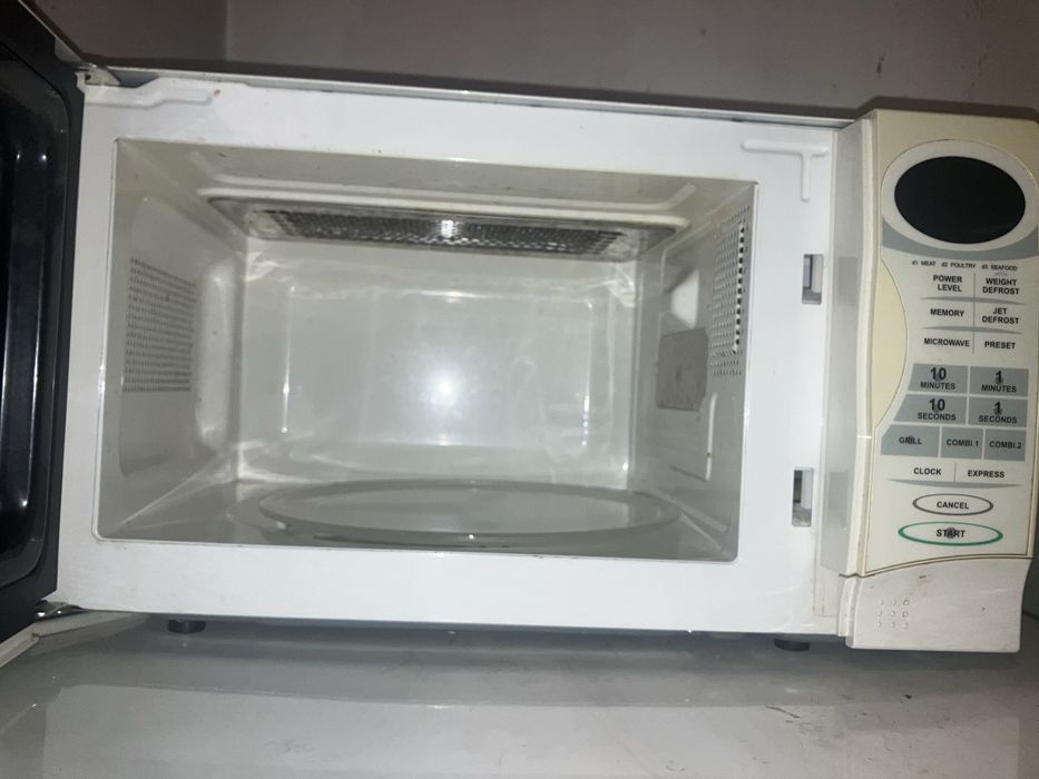 Продавам микровълнова фурна   Craun за 30  евро