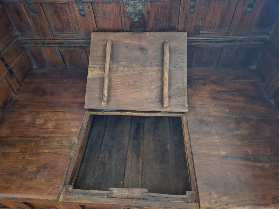 Piesă mobilier din lemn de tec cu inserții metalice și spațiu de depozitare, recondiționată, vechime cca. 100 ani, dimensiuni: 110 × 135 × 74 cm.