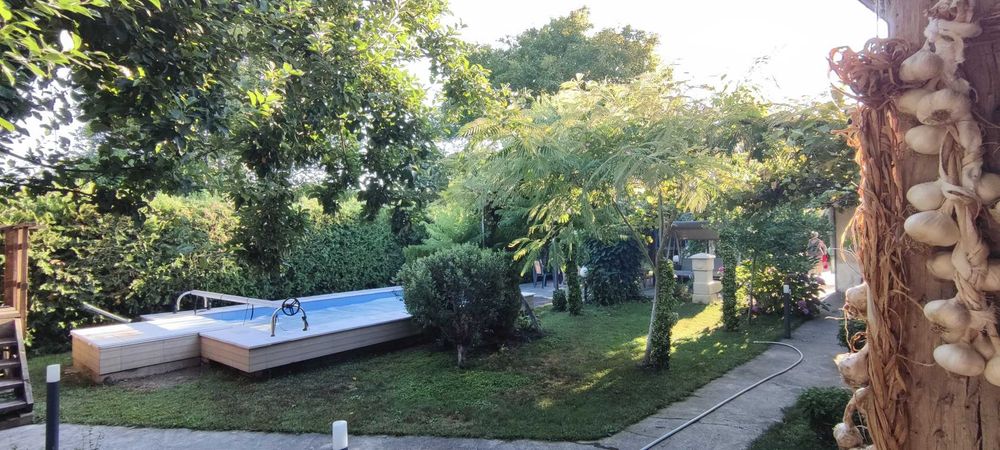 Къща с басейн и просторен двор в с. Скравена.