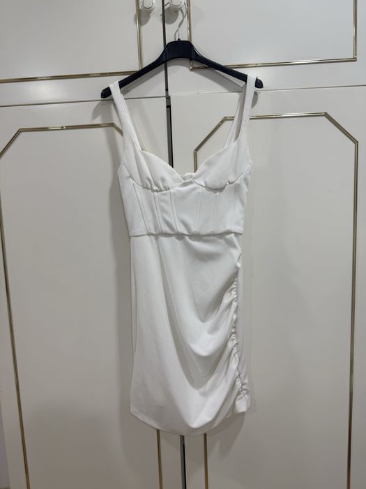 Бяла mini рокля с корсет