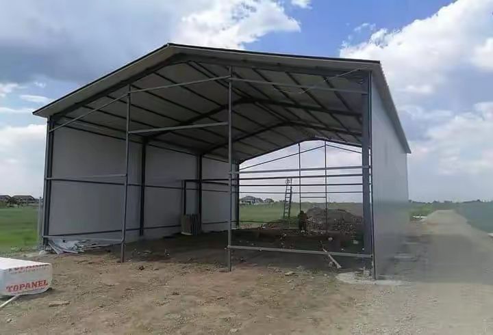 Hale metalice structurii complete
Lățime lungime și h 
5x20x4
6x20x4
8x20x4
10x20x4
12x20x4
14x20x4
16x20x4
18x30x4
20x50x4
Structurile sunt confecțio