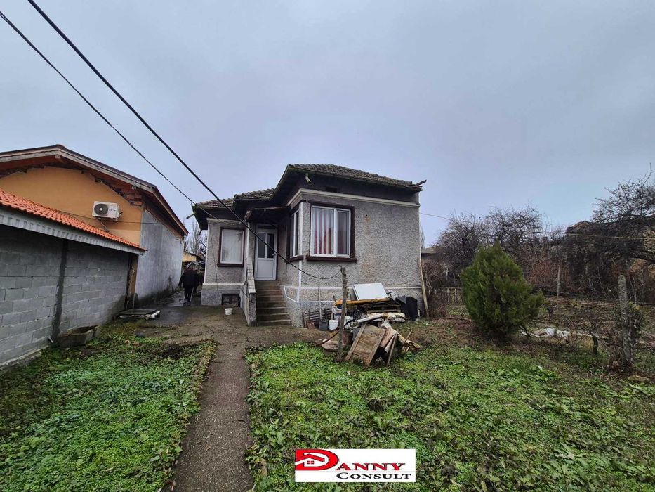Къща с двор и гараж в гр. Павликени