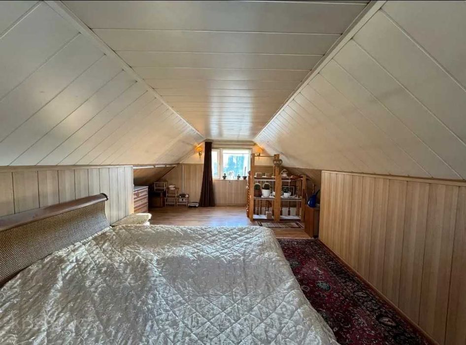 Дом с мансардой и  с гаражом в городе