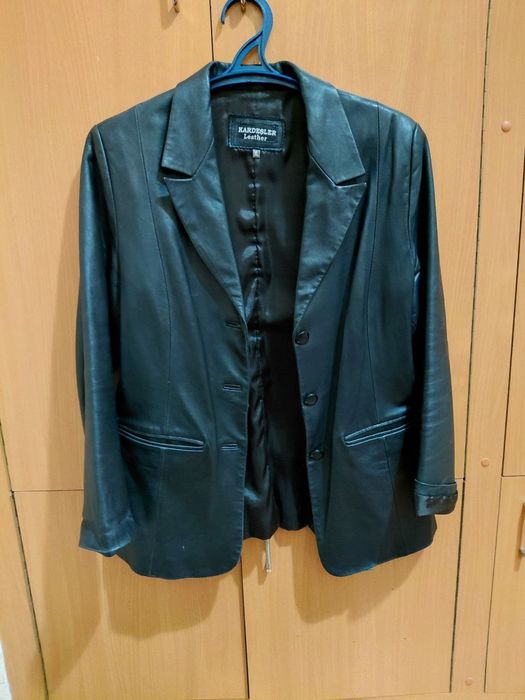 Женский пиджак из кожи.