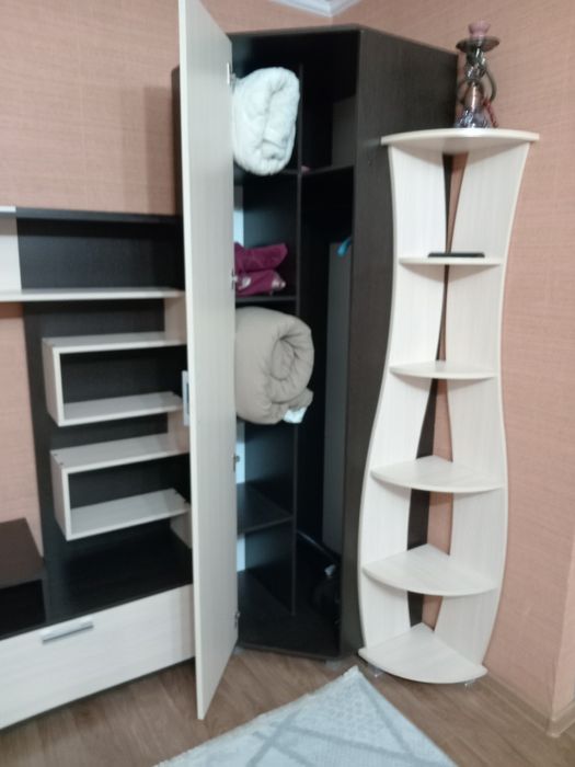 Продам стенку-горку с угловым шкафом