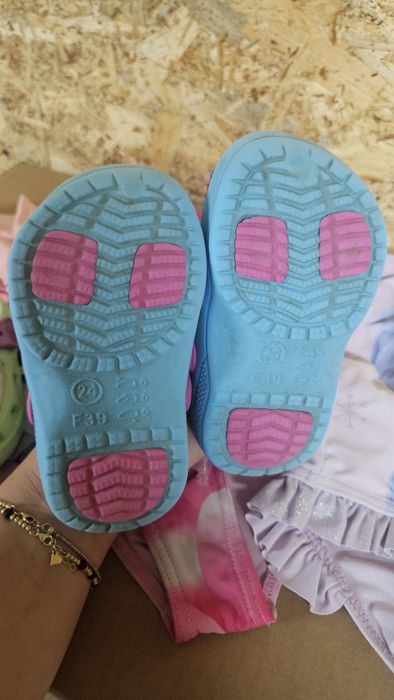 Lot costume de baie fetite  mar 92 + papucei tip Crocs mar 24