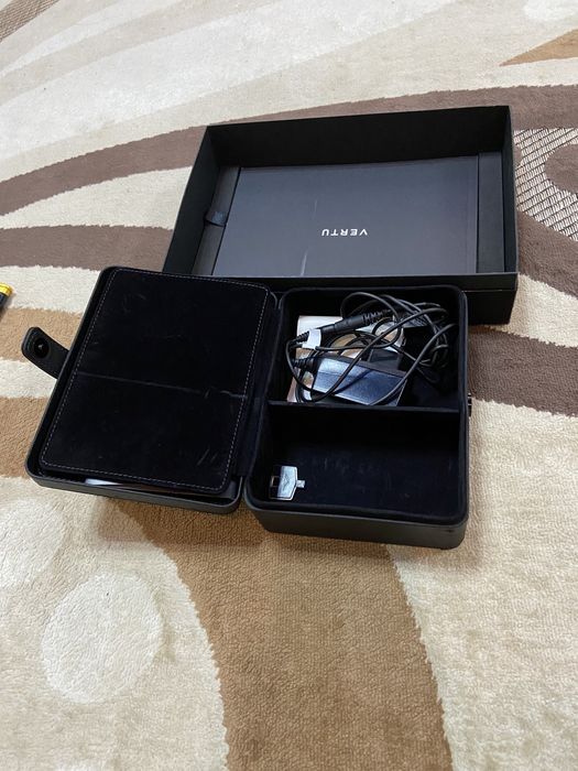 Vertu телефон всё в комплектаций  имеется