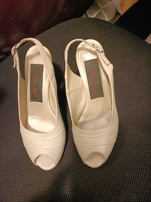 Vând sandale cu toc