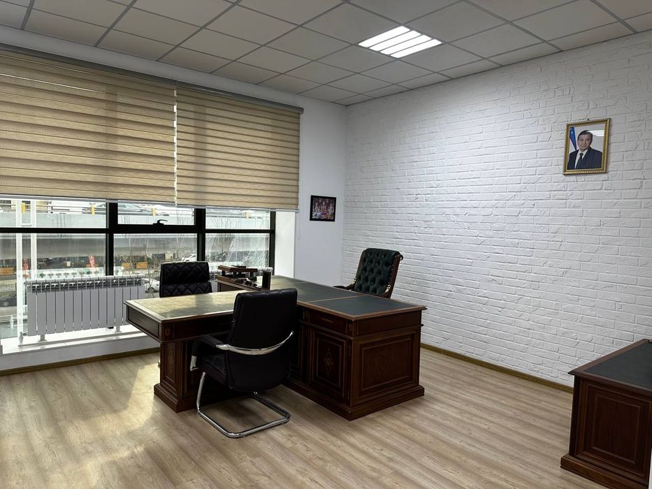 Срочно продается евроздание , 1235  кв.м вдоль главной дороги.