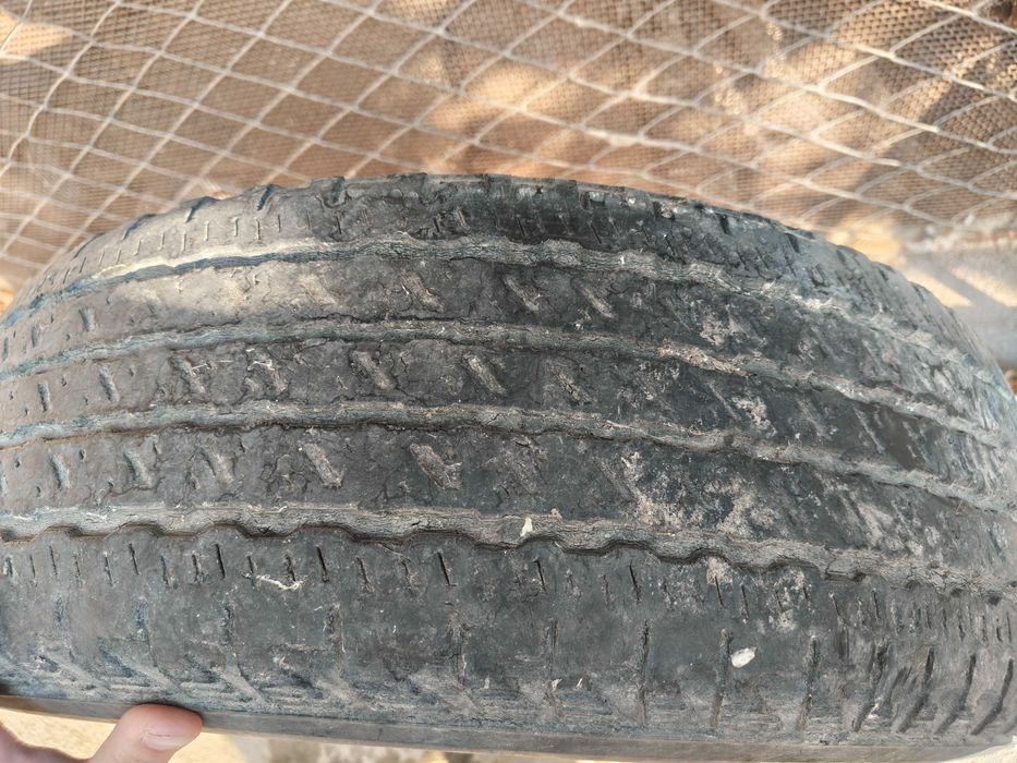 Продам б/у резину 235/70 R16