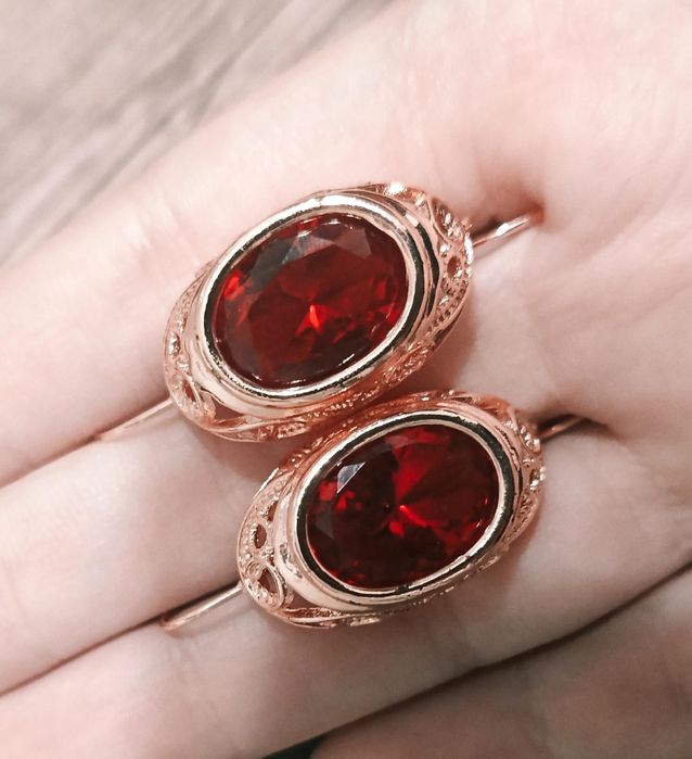 Серьги с красными камнями