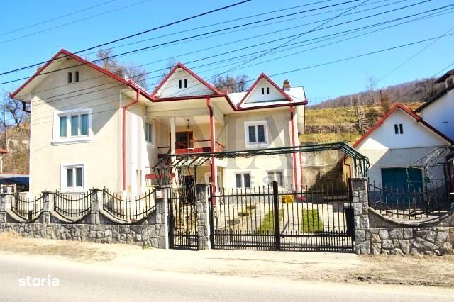Casa 7 camere + 1000 mp  teren, ideala pensiune - Runcu zona Leaota.