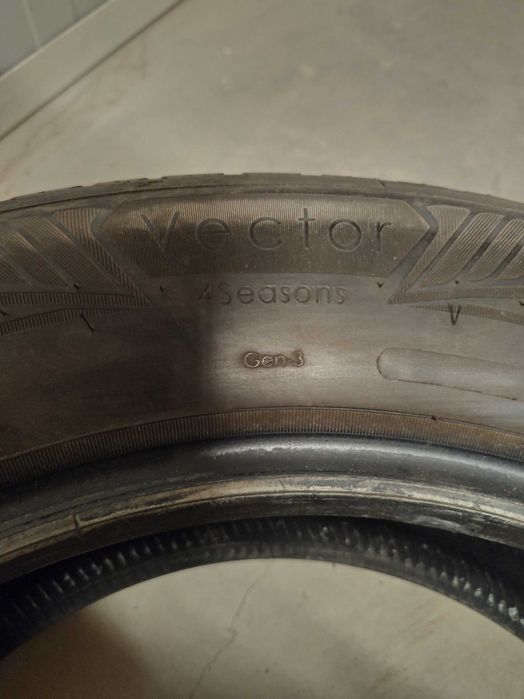 4 броя автомобилни гуми 215/60R17 100H Good Year Vector 4 seasons extra load