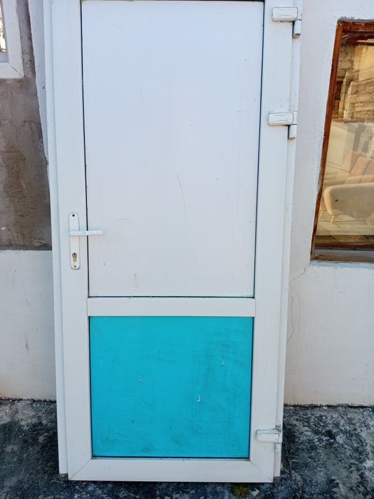 Продам пластиковый дверь