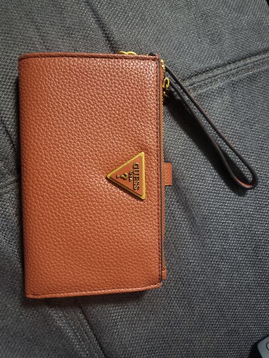 Guess голямо портомоне , портфейл нов неизползван с дръжка
