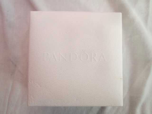 PANDORA оригинална сребърна гривна с 4 броя талисмани в кутийка.