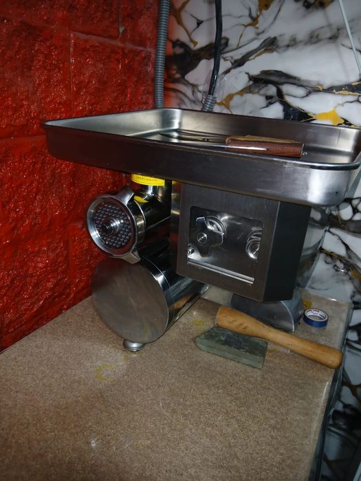 Морозильник холодильник. Мясорубка