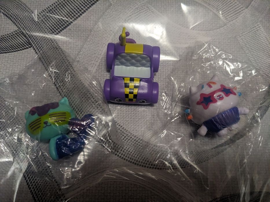 Mini mașinuță și figurine