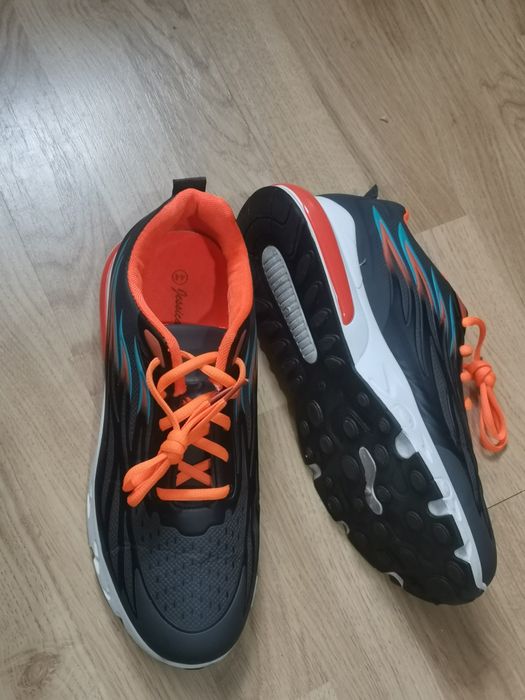 Vand adidasi stare foarte buna