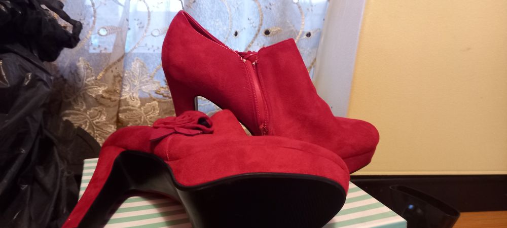 Pantofi noi, mărimea 40